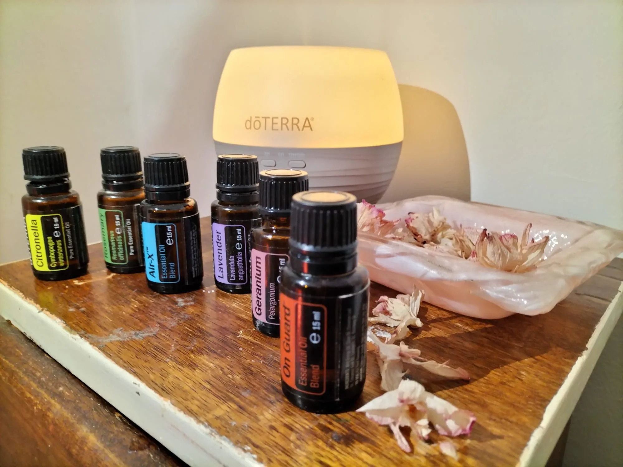 Fiori di lavanda e boccetta di olio essenziale