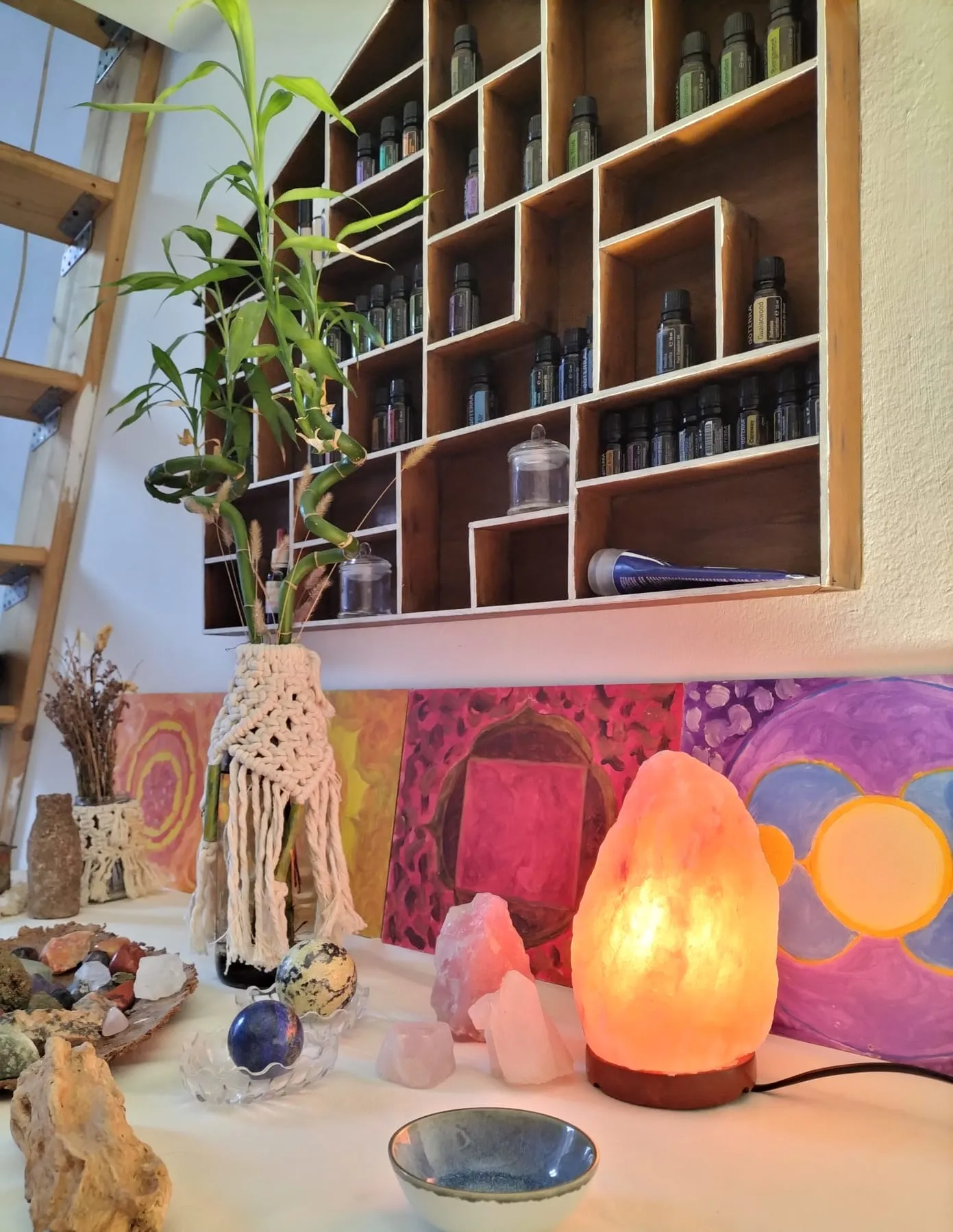 Persona seduta in posizione meditativa davanti a una finestra